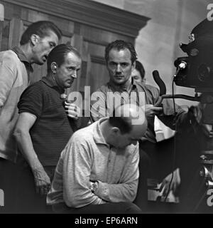 Episodio 'Der caduta Nebe' aus der ZDF Fernsehserie 'Dcome Kriminalgericht', Deutschland 1964, direttore cinematografico Georg Tressler (unten) Foto Stock