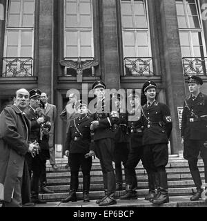 Episodio 'Der caduta Nebe' aus der ZDF Fernsehserie 'Dcome Kriminalgericht', Deutschland 1964, direttore cinematografico Georg Tressler (links) Foto Stock