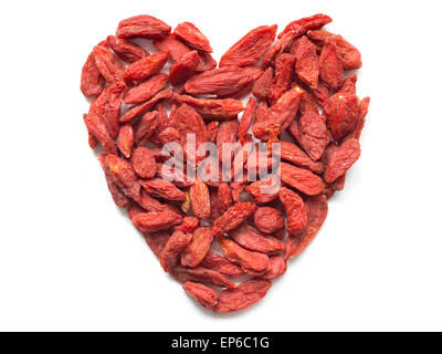 Cuore figura fatta da essiccato Goji bacche isolato su bianco Foto Stock