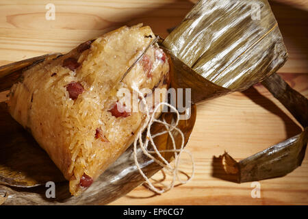 Lotus Leaf ripieni di riso appiccicoso, un tipico cinese meridionale street food snack. Chiamato 'Lo Mai Gai' in cinese cantonese. Foto Stock