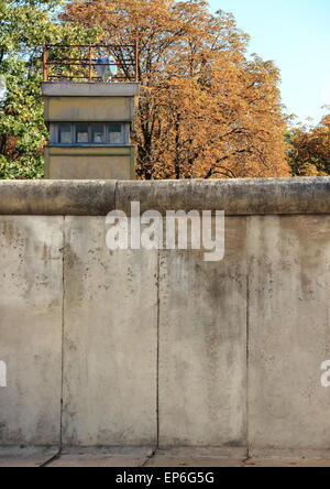 Muro di Berlino in Germania con la torre di guardia in autunno Foto Stock