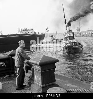 Deutscher direttore cinematografico und Drehbuchautor Hans Mehringer im Hafen von Hamburg, Deutschland 1960er Jahre. Direttore tedesco e scre Foto Stock