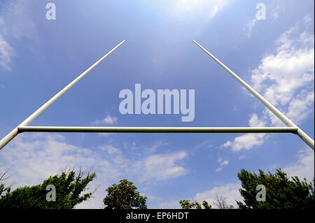 Rugby pali con stadium faretti e cielo blu sullo sfondo Foto Stock