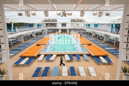 Kiel, Germania. Xiv Apr, 2015. Una vista della piscina esterna con lettini per prendere il sole a bordo della nave da crociera "ein Schiff 4' in Kiel, Germania, 14 aprile 2015. Questa è la prima volta che la nave da crociera "ein Shiff 4' posti barca un porto tedesco. La nave è di essere battezzata il 05 giugno 2015 presso il porto di Kiel. Credito: dpa picture alliance/Alamy Live News Foto Stock