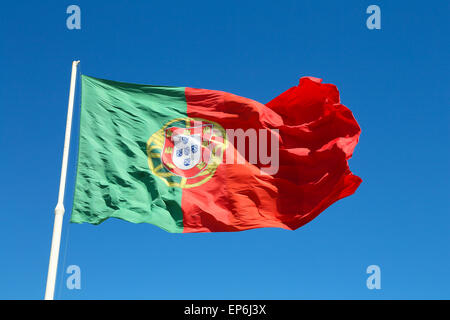 La grande bandiera nazionale del Portogallo presso il Parco Eduardo VII a Lisbona Foto Stock