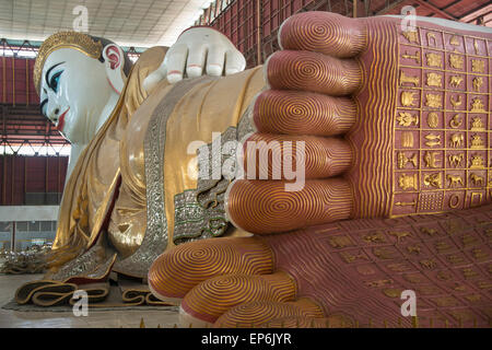 Myanmar (aka Birmania), Yangon (aka Rangoon). Chauk Htat Kyi Pagoda,100 anno vecchio Buddha reclinato statua, piede dettaglio. Foto Stock