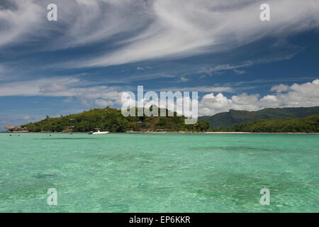 Oceano Indiano, Seychelles, Mahe, St. Anne il Parco Marino Nazionale. Vista di Longue isola da Moyenne isola. Foto Stock
