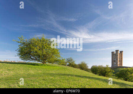 A 1.024 piedi Broadway Tower si trova sulla collina di Broadway, vicino al villaggio di Broadway, Worcestershire, England, Regno Unito Foto Stock