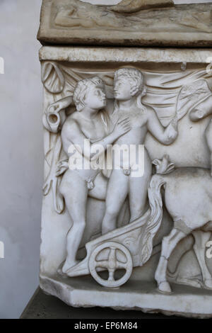 Sarcofago con Dionysiac corteo cerimoniale sulla parte anteriore e su entrambi i lati e la scena di banchetto con Dioniso e Arianna. Foto Stock