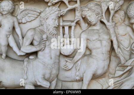 Sarcofago con Dionysiac corteo cerimoniale sulla parte anteriore e su entrambi i lati e la scena di banchetto con il giovane Dioniso e un Foto Stock