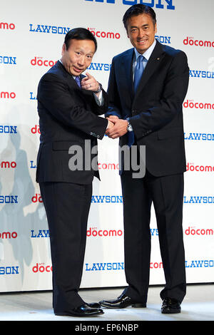 (L a R) Presidente e CEO di NTT DOCOMO Inc, Kaoru Kato e il presidente e amministratore delegato di Lawson Inc., Genichi Tamatsuka posa per le telecamere durante una conferenza stampa per il lancio della sua lineup estiva di 10 nuovi dispositivi mobili il 13 maggio 2015, Tokyo, Giappone. Presidente e CEO di NTT DOCOMO Inc, Kaoru Kato la loro nuova linea di smartphone, tra cui una prima mondiale di uno utilizzando il riconoscimento dell'iride per primo l'autenticazione biometrica (frecce NX F-04G) e tre modelli con il riconoscimento delle impronte digitali. DOCOMO ha anche annunciato un'alleanza con il negozio Franchising Lawson, Inc. che offrirà sconti un Foto Stock