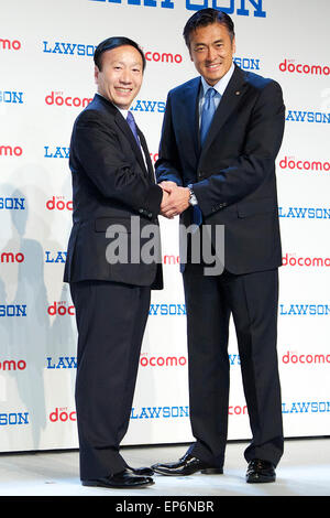 (L a R) Presidente e CEO di NTT DOCOMO Inc, Kaoru Kato e il presidente e amministratore delegato di Lawson Inc., Genichi Tamatsuka posa per le telecamere durante una conferenza stampa per il lancio della sua lineup estiva di 10 nuovi dispositivi mobili il 13 maggio 2015, Tokyo, Giappone. Presidente e CEO di NTT DOCOMO Inc, Kaoru Kato la loro nuova linea di smartphone, tra cui una prima mondiale di uno utilizzando il riconoscimento dell'iride per primo l'autenticazione biometrica (frecce NX F-04G) e tre modelli con il riconoscimento delle impronte digitali. DOCOMO ha anche annunciato un'alleanza con il negozio Franchising Lawson, Inc. che offrirà sconti un Foto Stock