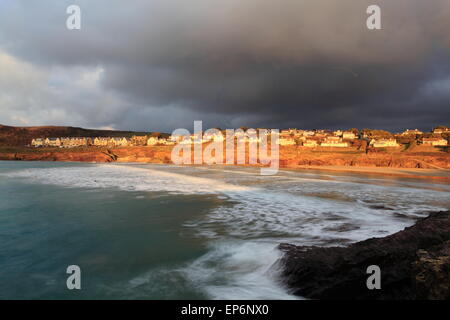 Una breve sequenza di sole illumina "nuova" Polzeath su un giorno di tempesta in Cornovaglia, Inghilterra. Foto Stock