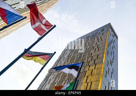 Golden torri gemelle della Corte di giustizia dell'Unione europea, nel quartiere europeo, Kirchberg, Lussemburgo, con bandiera UE Foto Stock