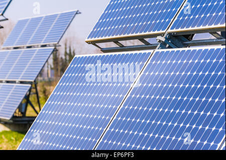 I pannelli solari per produrre energia in modo ecologico Foto Stock