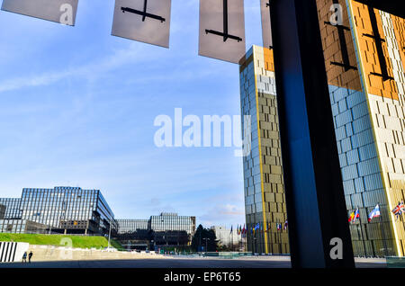 Giovane camminare vicino a la Commissione europea e le torri gemelle della Corte di giustizia dell'Unione europea nella città di Lussemburgo Foto Stock