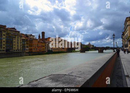 Lungo il Riverfront dell'Arno a Firenze nella regione Toscana. Presa all'inizio della primavera nel maggio 2014 Foto Stock