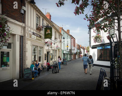 Pedoni rilassante in Northload Street, Glastonbury Foto Stock
