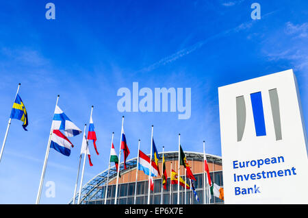 Le bandiere dei paesi dell' Unione europea presso la Banca europea per gli investimenti, il quartiere europeo, Lussemburgo Foto Stock