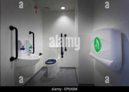 Bagno per disabili con lavabo e piegare verso il basso baby stazione di cambio Foto Stock