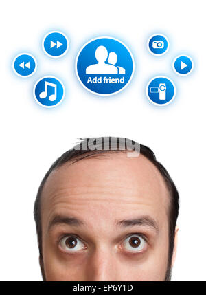 Giovane uomo con Aggiungi amico mark sopra la sua testa Foto Stock