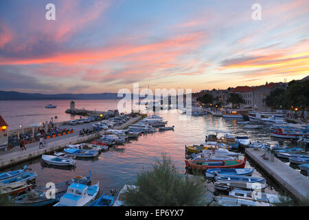 Bol città sull isola di Brac al tramonto, Dalmazia, Croazia Foto Stock