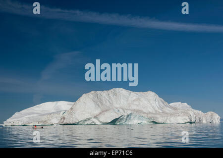 Iceberg gigante di disko bay vicino illulisat, Groenlandia, una popolare destinazione di crociera Foto Stock
