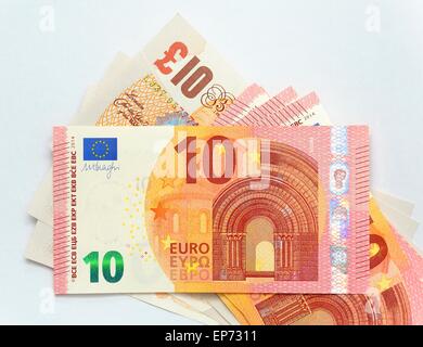 Un britannico 10 pound nota e un Euro 20 nota Foto Stock