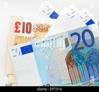 Un britannico 10 pound nota e un Euro 20 nota Foto Stock
