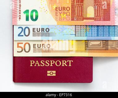 Il passaporto britannico 10,20 e 50 le banconote in euro Foto Stock