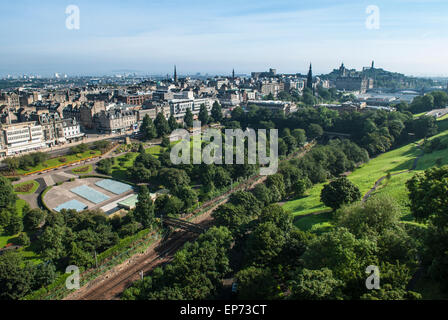 Vista dal castello di Edimburgo guardando verso Princes street Foto Stock