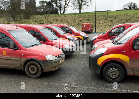 Royal Mail rosso consegna furgoni parcheggiati al locale ufficio di smistamento, Gloucestershire, Regno Unito Foto Stock