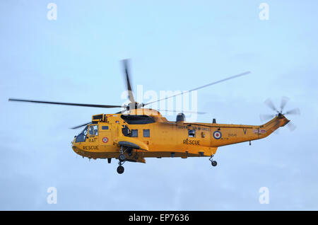 RAF Salvataggio in elicottero utilizzando l eliporto a Southampton general hospital Foto Stock