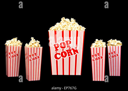 Il tempo di andare al cinema di popcorn per tutta la famiglia in piccoli e grandi benne Popcorn Shot su sfondo nero Foto Stock