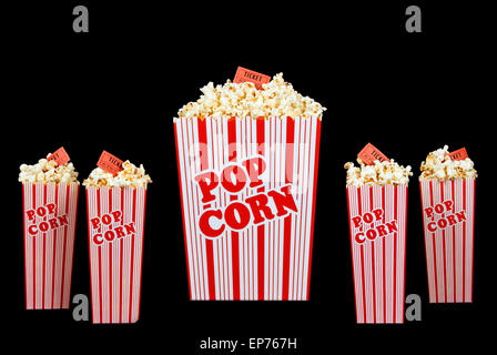 Tempo per la famiglia al cinema con popcorn In secchi con Red Biglietti Foto Stock