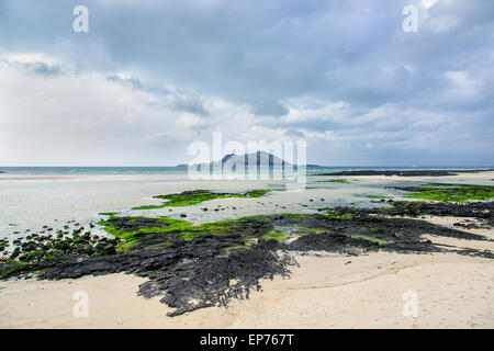 Paesaggio di Biyangdo isola in un giorno nuvoloso, vista dalla spiaggia Hyeopjae Aewol nell'Isola di Jeju, Corea. Foto Stock