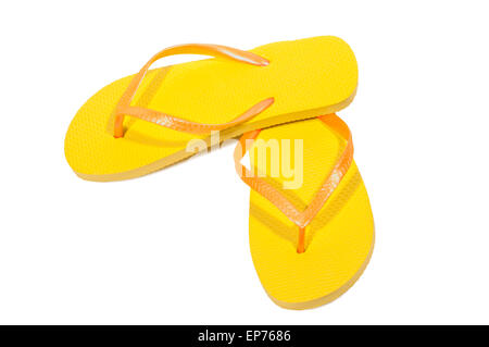 Vivacemente colorato flip flop per Divertimento estivo nelle sole su sfondo bianco Foto Stock