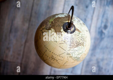 Vecchio globo terrestre su un pavimento di legno Foto Stock