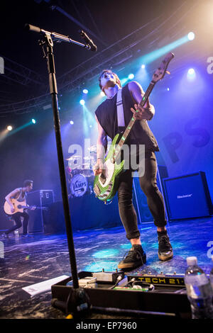 Milano Italia. 13 maggio 2015. L'inglese pop-rock band le tomaie si esibisce dal vivo a Fabrique durante il "UK & Euro Arena Tour 2015' Credit: Rodolfo Sassano/Alamy Live News Foto Stock