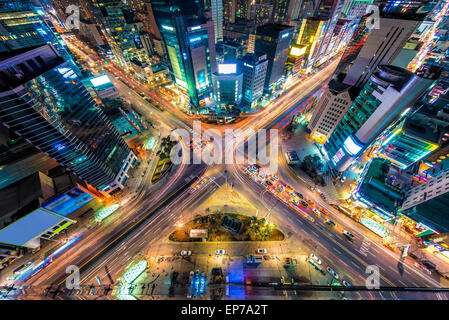 Guardando verso il basso su un importante interstection di notte a Seul, in Corea del Sud. Foto Stock