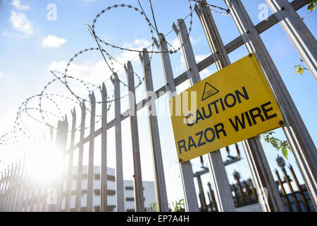 Filo di rasoio lungo un recinto utilizzato per il fissaggio di premessa Foto Stock