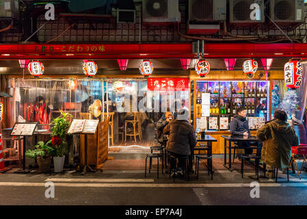 Giapponese chef prepara i takoyaki e altri snack in una fase di stallo di Osaka in Giappone. Foto Stock