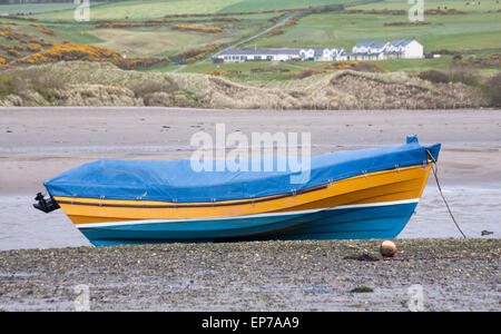 Barca e spiaggia al Parrog, all'estremità meridionale di Newport Beach, Pembrokeshire Coast National Park, Galles UK a maggio Foto Stock