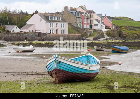 Barca, spiaggia e case al Parrog, all'estremità meridionale di Newport Beach, Pembrokeshire Coast National Park, Galles UK nel mese di maggio Foto Stock