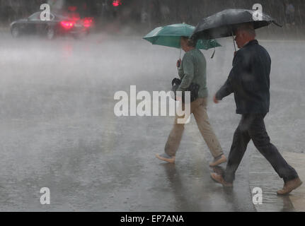 Berlino, Germania. Il 12 maggio 2015. Una forte tempesta docce compromettere le ore di punta del traffico in Berlino, Germania, 12 maggio 2015. Foto: Wolfgang Kumm/dpa/Alamy Live News Foto Stock