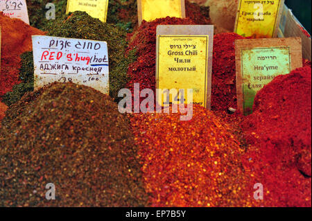 Erbe e spezie sul mercato Carmel di Tel Aviv, Israele. Foto Stock
