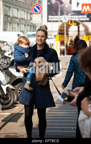 Michelle Hunziker a spasso per milano con la figlia unica e il barboncino Lilly Foto Stock