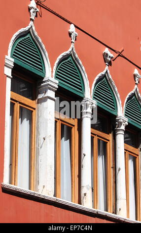 Tipiche finestre rinascimentali a Venezia, Italia Foto Stock