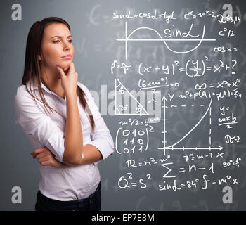 Bella ragazza di scuola pensando di complessi segni matematici Foto Stock