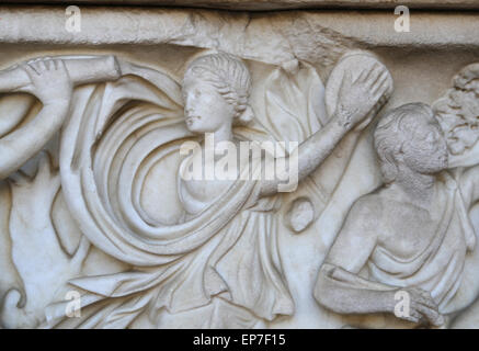 Sarcofago con Dionysiac corteo cerimoniale sulla parte anteriore e su entrambi i lati e la scena di banchetto con Dioniso e Arianna. Foto Stock